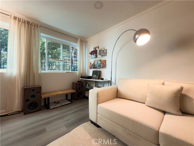Building Photo - 532 N Rossmore Ave