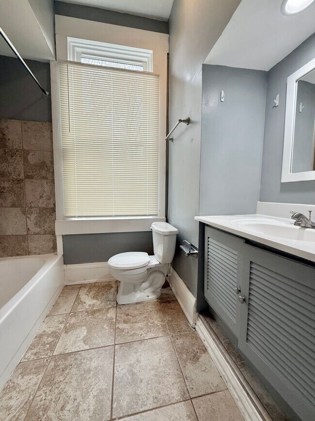 Building Photo - 447 Warner St