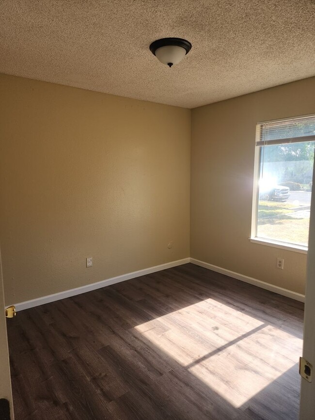 Building Photo - 3 Bedroom 2 Bathroom with Garage and Washe...