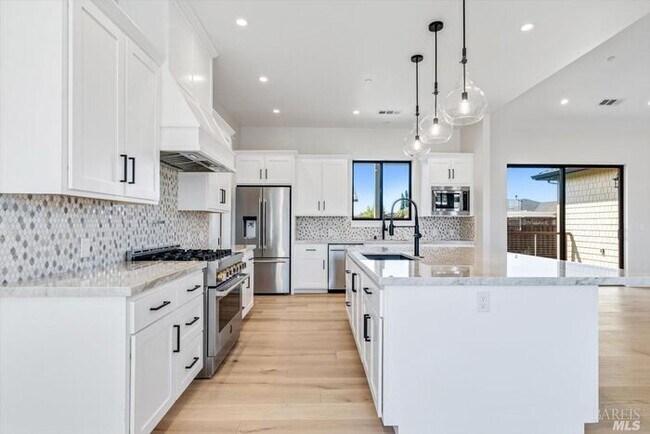 Building Photo - Beautiful 3 Bed 2.5 Bath Home in Larkfield Wikiup Neighborhood $5,000 per month!
