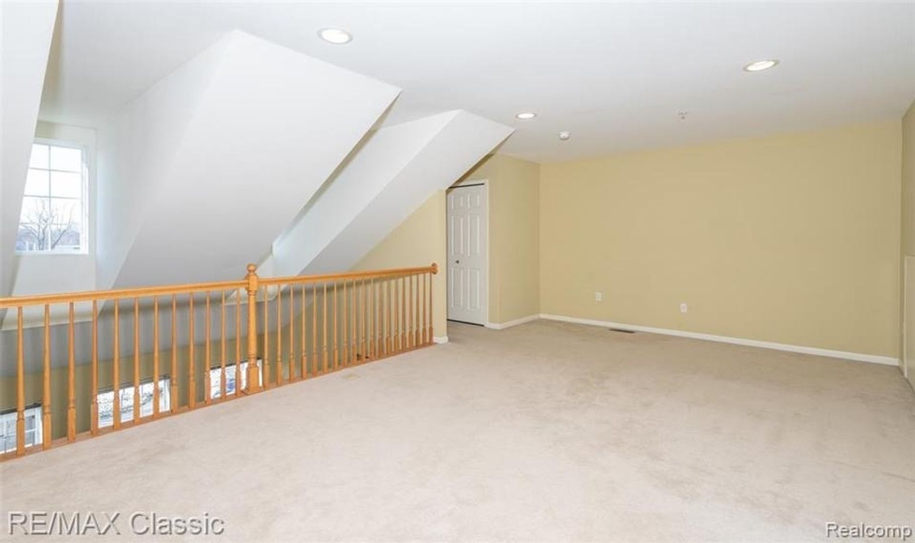 Building Photo - 3072 Schoolhouse