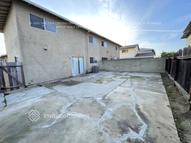 Building Photo - 1217 E Radbard St