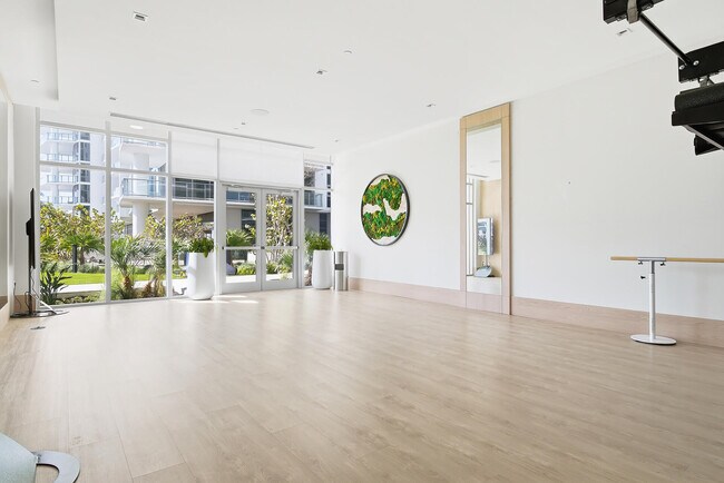 Building Photo - 220 Lake Shore Dr