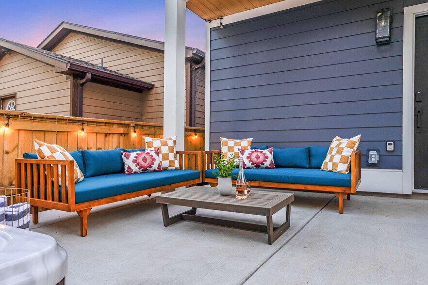 Building Photo - 930 Morrison St