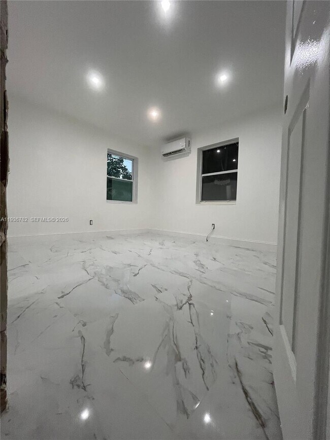 Building Photo - 505 N 24th Ave