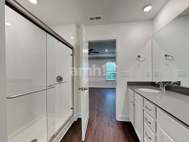 Building Photo - 605 Rivermist Dr