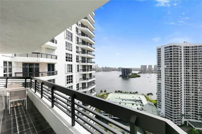 Building Photo - 3500 Mystic Pointe Dr
