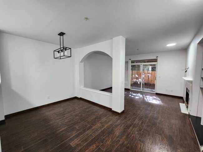 Building Photo - Renovated 3 Bedroom Condo