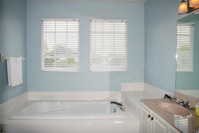 Building Photo - 411 Sycamore St