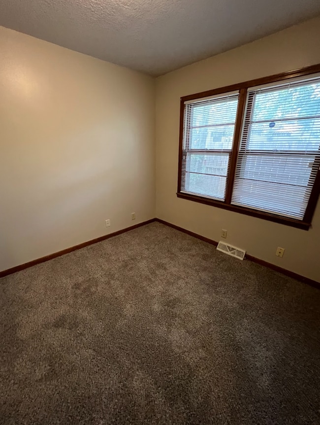 Building Photo - 641 SW Oakley Ave