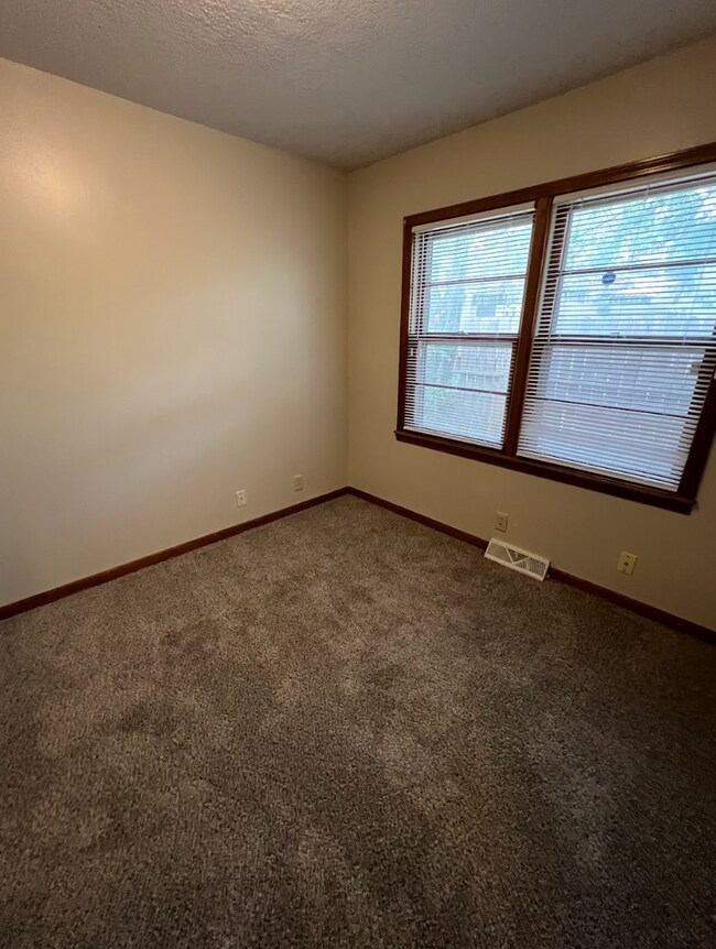 Building Photo - Don't miss out on this cozy duplex!
