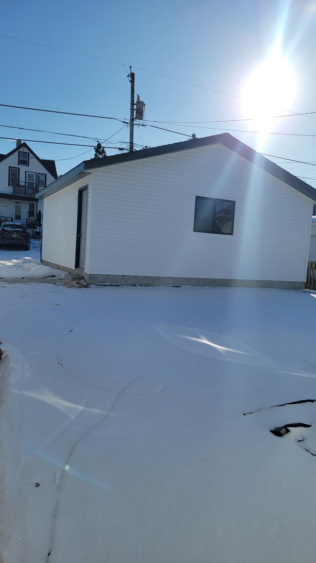 Building Photo - 3643 E Van Norman Ave