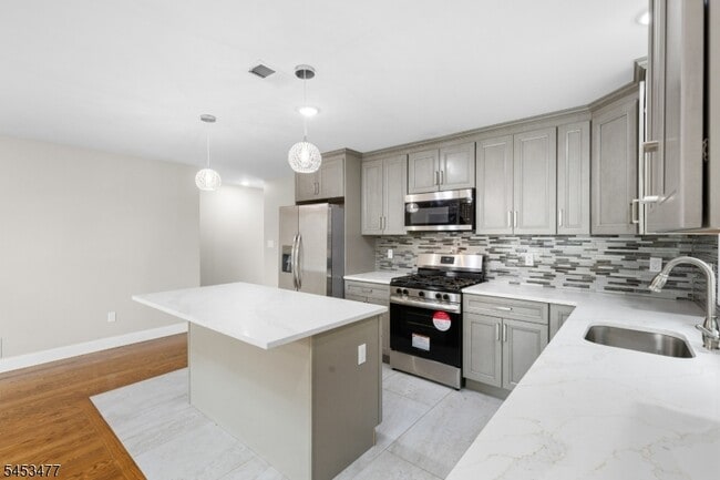 Building Photo - 806 2Nd Ave