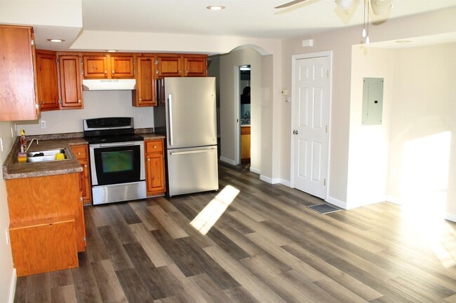 Building Photo - 57 S Mast St