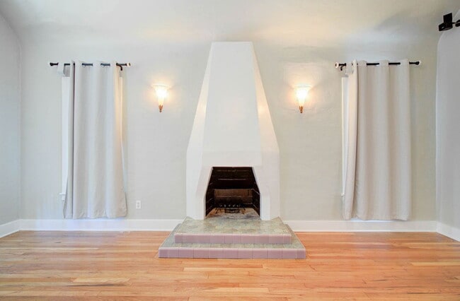 Building Photo - 1310 W Lynwood St