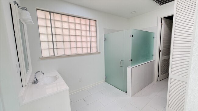 Building Photo - 4601 Country Club View