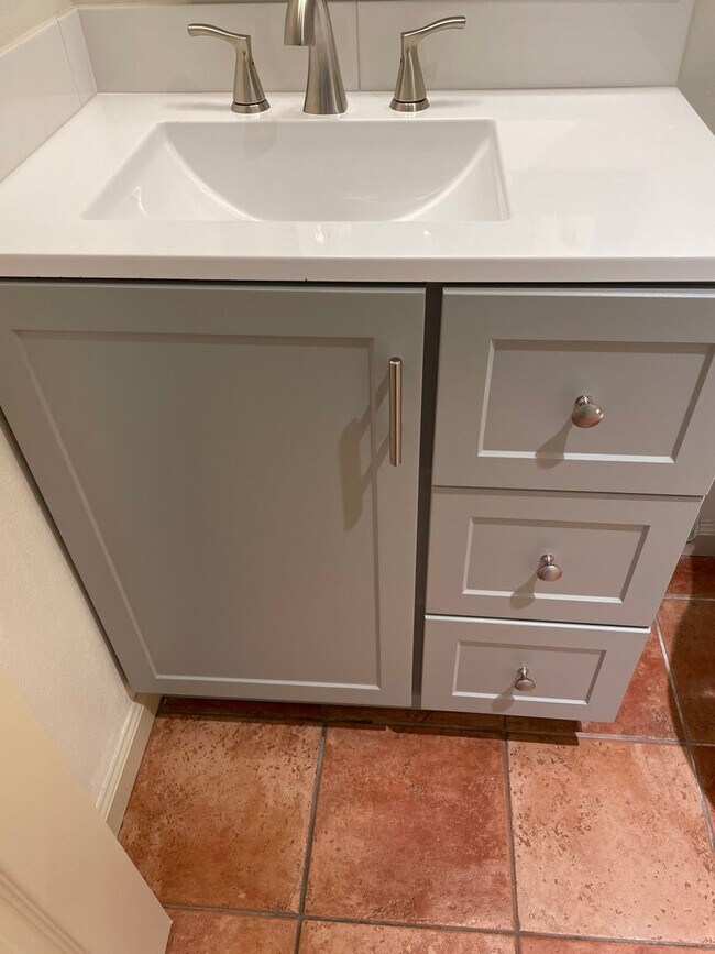 Building Photo - Bright and Charming 3 Bedroom 2 Bath Condo with Patio and A/C!