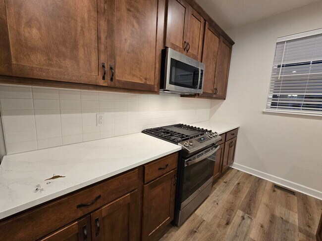 Building Photo - 851 Roselyn Dr