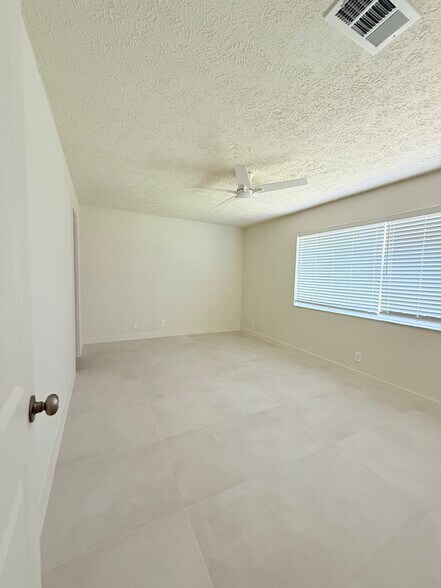Building Photo - 2645 Riverland Dr