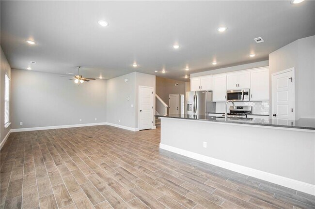 Building Photo - 2010 Periwinkle Pl