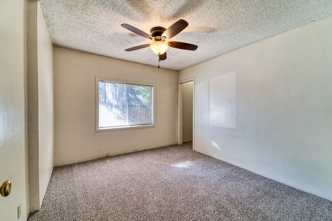 Building Photo - 1 bedroom 1 bath 900 sq ft home located in...