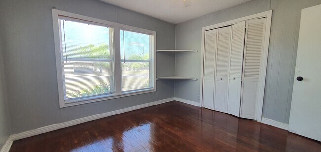 Building Photo - AFFORDABLE and Spacious 2 bedroom 1 bath Home AVAILABLE NOW