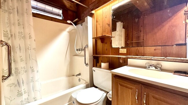 Building Photo - Available Now - Highly Desired 2 Bedroom, ...