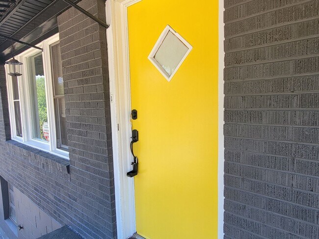Building Photo - 3 Bedroom Brick Ranch on Basement/5 Min Drive to Downtown Atlanta