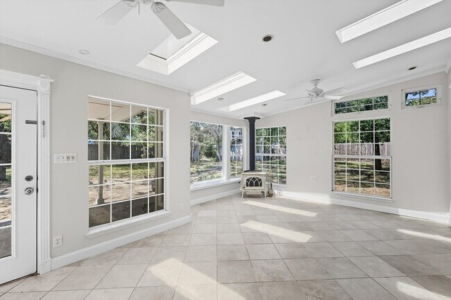 Building Photo - 5702 Teasley Ln