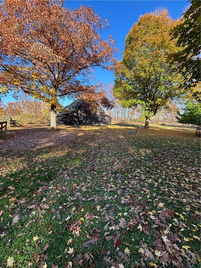 Building Photo - 930 W Bloomfield Rd