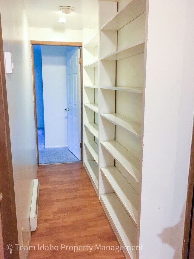 Building Photo - Taylor Ave Tri-Plex