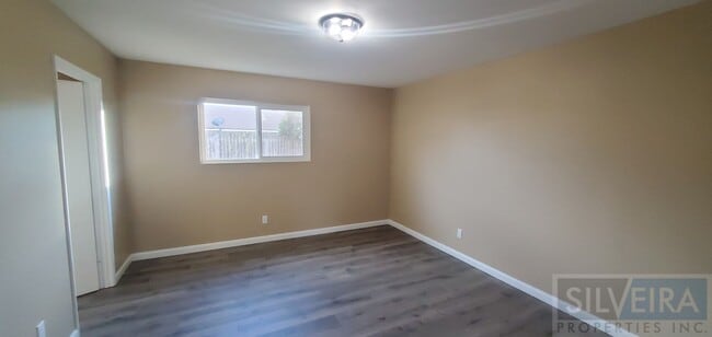 Building Photo - Three Bedroom Home In Santa Maria! Month to Month Tenancy