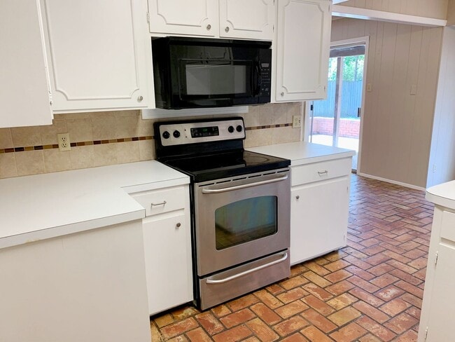 Building Photo - South Tyler! Lovely 3 Bedroom, 2 Bath Home...