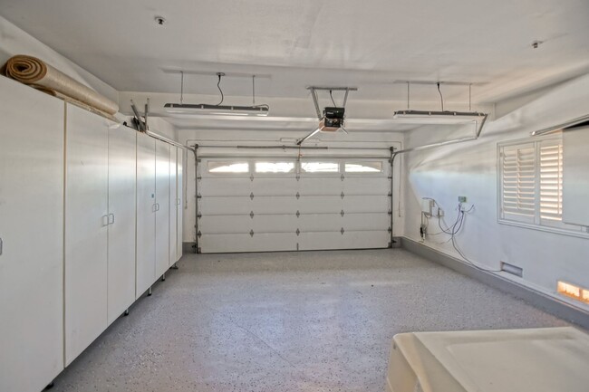 Building Photo - VERY SPACIOUS, BRIGHT & AIRY HOME W/ UNIQU...