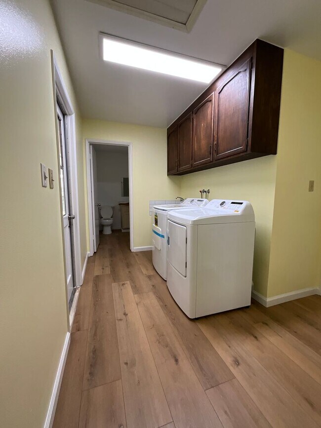 Building Photo - Beautiful Home in Established Fresno Neigh...