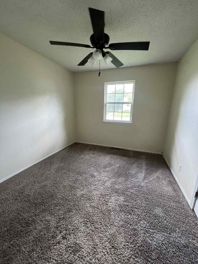 Building Photo - COMING SOON: CUTE 3 BEDROOM / 2 BATHROOM HOUSE IN CARTERVILLE MO!! FENCED IN YARD AND GARAGE!!