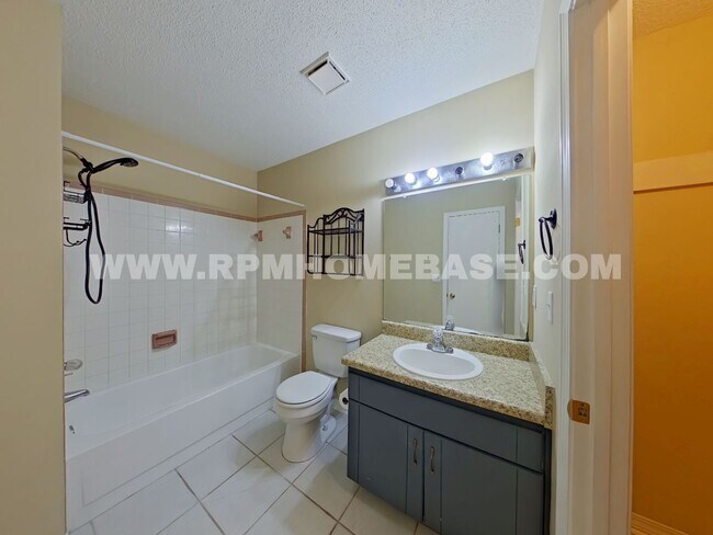 Building Photo - Charming 3-Bedroom Home in Crestview with Modern Features!