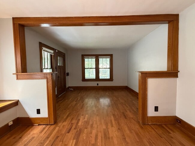 Building Photo - 3 bedroom 1 bath near downtown