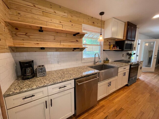 Building Photo - Big and Beautiful House with attached 1br ...