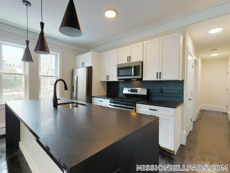 Building Photo - 839 Parker St