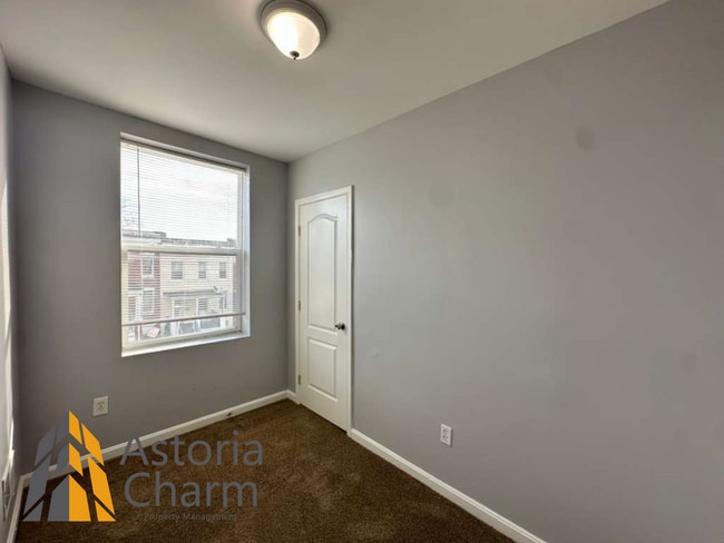 Building Photo - 4 Bedroom Home with Fenced Yard and Eat In Kitchen on Linnard Street