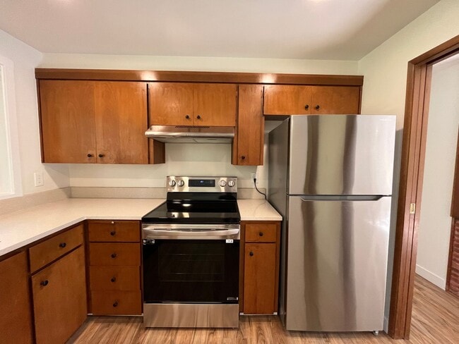 Building Photo - Beautiful 2 Bed, 1 Bath Duplex in SW Portland! Enjoy Private Yard, Spacious Floorplan in a Great ...