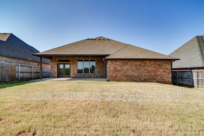 Building Photo - 6133 Oxnard St