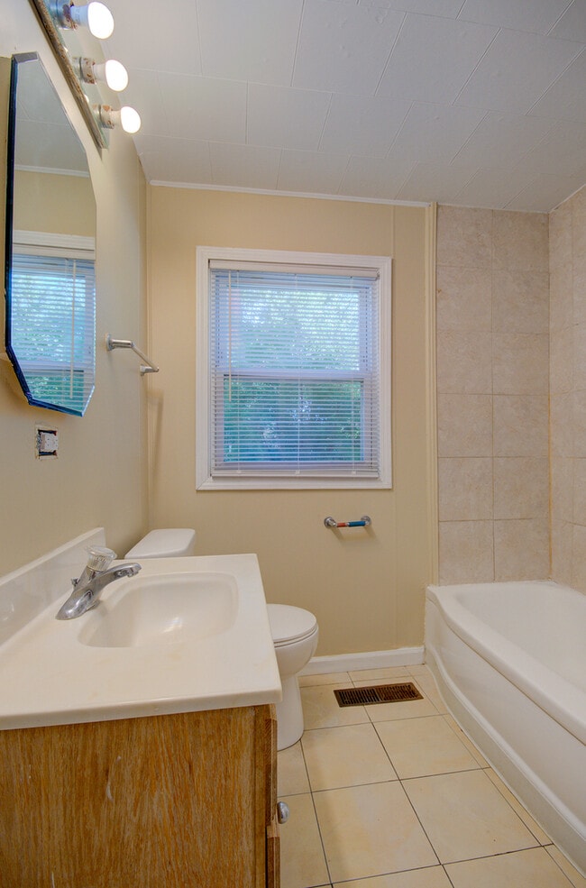 Building Photo - 2005 McDonough St