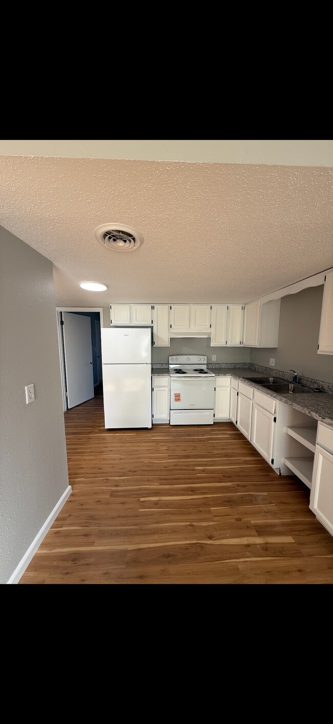Building Photo - Newly Updated 1 Bedroom, 1 Bathroom Apartment! Close to Pool!