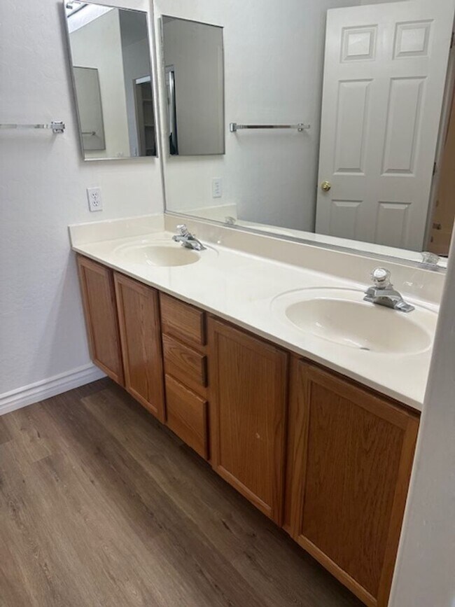 Building Photo - $1,550 2-3 Bedroom For Lease With Community Heated Pool & Spa in 85207!