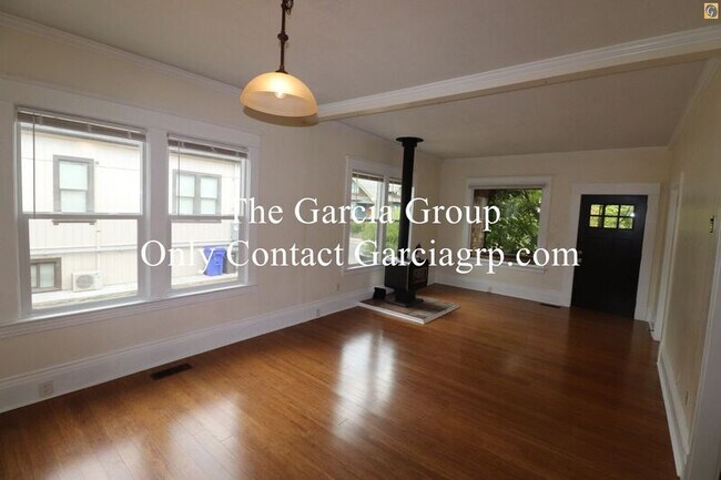 Building Photo - 602 NE Brazee St