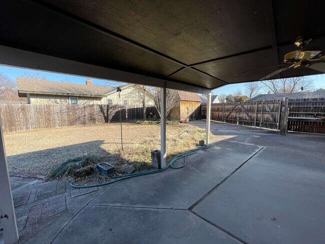 Building Photo - 3 bedroom, 2 bath, 2 living areas, 2 car garage Ranch style home nestled on a corner lot