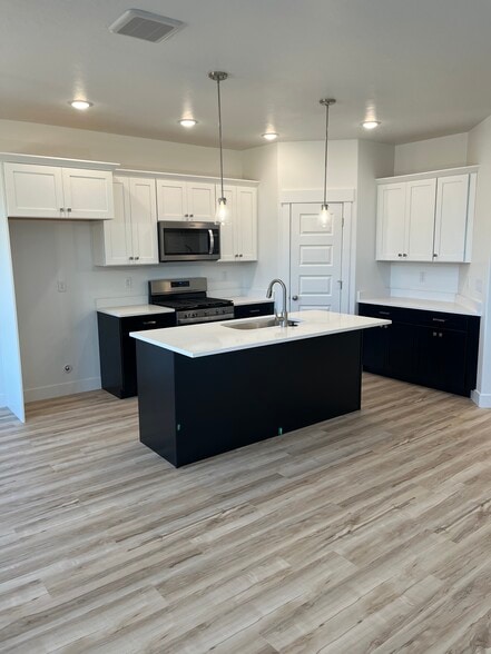 Building Photo - 1576 W Banner Dr