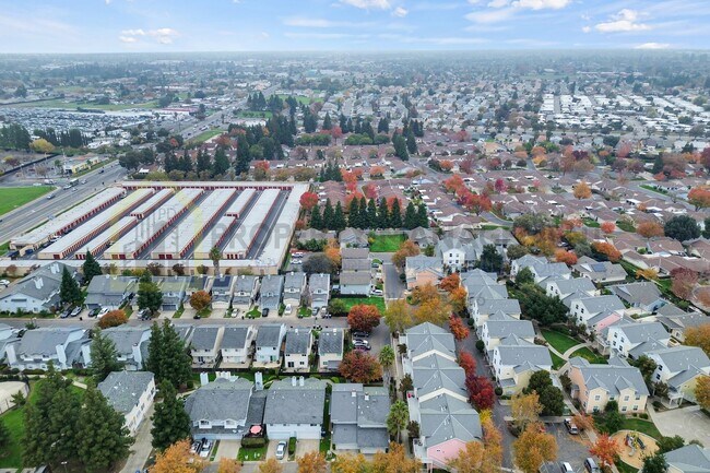 Building Photo - 3 bedroom 2 baths available in a gate community